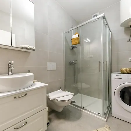 Lucy Lu دوبروفينك